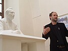 Krlovhradeck socha Pavel Doskoil u sv sochy Frantika Ulricha. Vpravo je...
