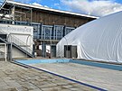 Venkovn bazn v Plzni na Slovanech zakryla nafukovac hala. Plavcm zane...