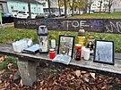 Na lavice, nedaleko domu, kde mladk zemel nsilnou smrt, vzniklo mal...