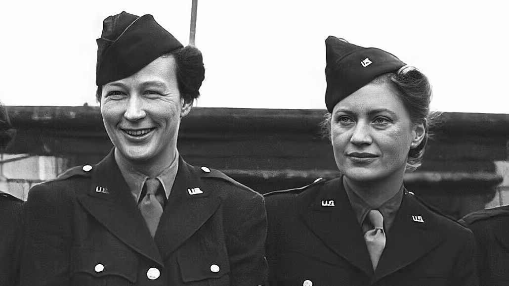 Millerová v roce 1943 spolu s dal�ími vále�nými zpravodajkami, které b�hem...