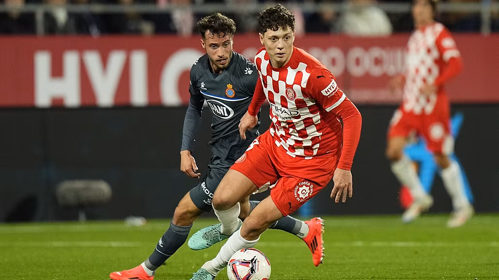 Ladislav Krej�í z Girony si vede mí� b�hem utkání proti Espanyol.
