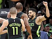 Jayson Tatum z Boston Celtics slaví vítznou stelu proti Toronto Raptors.