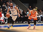 Kapitán eské basketbalové reprezentace Vojtch Hruban bhem zápasu s...