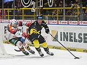 Ondej Kae z Litvínova si vede kotou ped pardubickým Ondejem Válou.