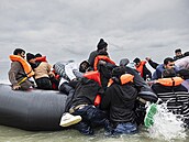 Migranti se pes Lamanský prliv snaí dostat do Británie. (30. íjna 2024)