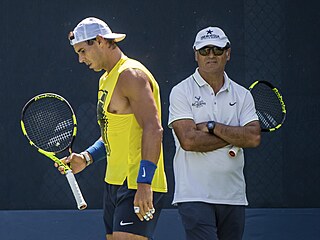 Rafael Nadal na tréninku se strýcem Tonim.