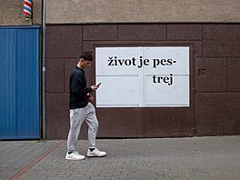 Brn�nské ulice lemují muraly a slogany. (2024)