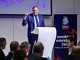 Prezident svazu Alois Hadamczik vystupuje na tiskové konferenci, kritizuje...