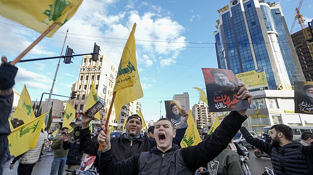 P��znivci Hizball�hu oslavuj� uzav�en� p��m��� s Izraelem. (27. listopadu 2024)
