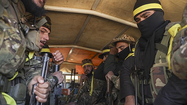 Syr�t� povstalci z islamistick�ho hnut� Haj�t Tahr�r a�-��m nedaleko m�sta Aleppo (29. listopadu 2024)