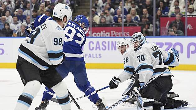 Alex Nylander z Toronta p�ed brank��em Karlem Vejmelkou z Utahu.