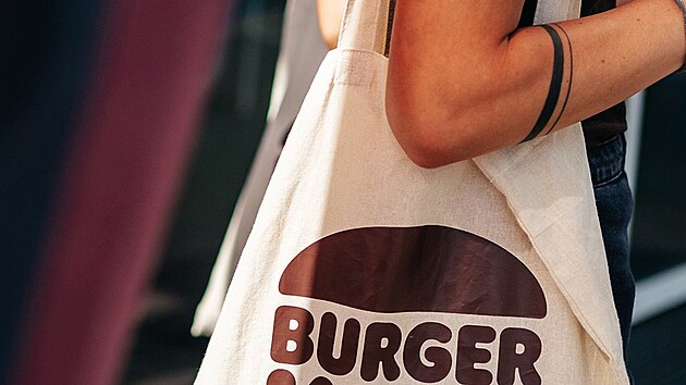 Nov poboka Burger Kingu se nachz na zatku dlnice D2 u Avion Shopping Parku na jihu Brna. Otevela na konci srpna.