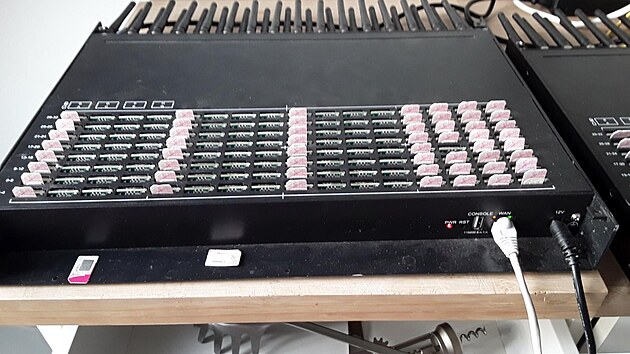 Zadren pachatel nakupovali ve velkm SIM karty. K rozesln phishingovch odkaz formou SMS zprvy pak pouvali takzvan SIM pool.