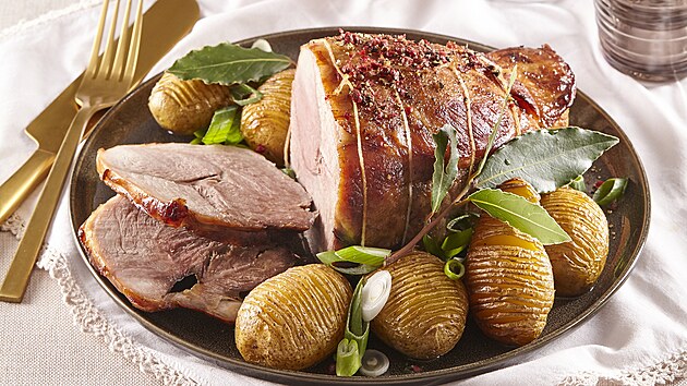Novoroní vepová peen a brambory hasselback