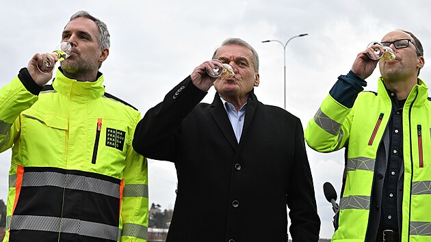 Pra�sk� prim�tor Bohuslav Svoboda (uprost�ed) a n�m�stek prim�tora Zden�k H�ib (vlevo) p�i slavnostn�m otev�en� zrekonstruovan�ho Barrandovsk�ho mostu. (24. listopadu 2024)