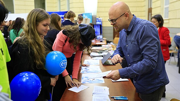 Vedouc brnnsk redakce MF DNES a iDNES.cz Petr karda pi Multimedilnm dni na Fakult socilnch studi Masarykovy univerzity v Brn. (22. listopadu 2024)