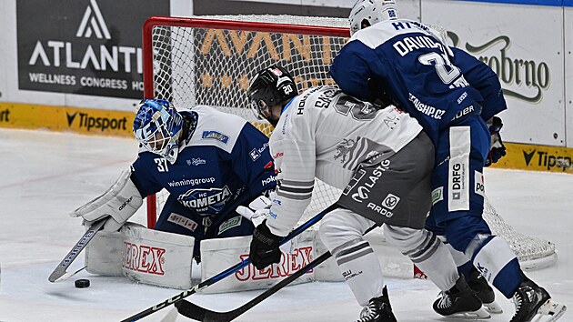 Brank�� Ga�per Kro�elj z Komety Brno (v modr�m) zasahuje proti �anci Karlov�ch...