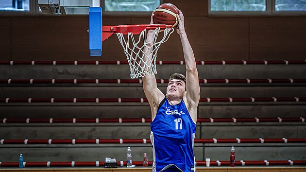 Vojt�ch S�kora na tr�ninku �esk� basketbalov� reprezentace v Pardubic�ch.