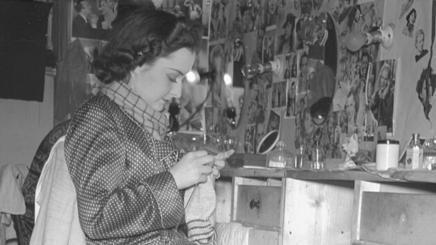 Here�ka Hana V�tov� v pauz�ch p�i nat��en� pletla.