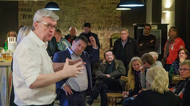 Karel Havlí�ek a Patrik Nacher (ANO) se se�li s p�íznivci v hospod� v pra�ských...