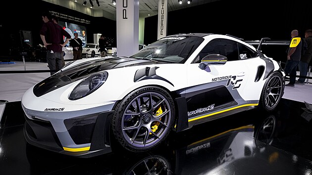 Od Porsche 911 neo�ek�v�te historky o bezpe�n� sportovn� j�zd�. V centru pozornosti je v�kon. Tesla by r�da kontrovala bezpe�nost�, tu v�ak neposkytuje.