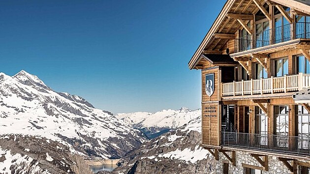 S nadmo�skou v��kou 2 551 metr� v�s snadno mohou na horsk�ch �bo��ch Val d�Isère snadno j�mat z�vrat�. Hotel Le Refuge, kter� se nach�z� na vrcholu sjezdovek ly�a�sk� oblasti Solaise, v�m na n� ale umo�n� zapomenout. Ke zdej��mu servisu pat�� i p�tadvacet metr� dlouh� vyh��van� baz�n.