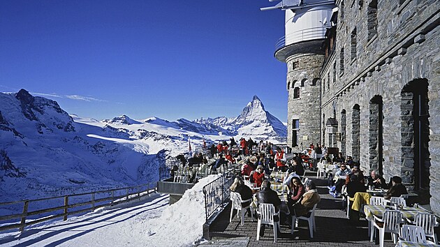 Pokud chcete nav�t�vit Kulmhotel Gornergrat, mus�te ze Zermattu zuba�kou a� do Gornergratu do nadmo�sk� v��ky 3 100 metr�. Po p��jezdu je t�eba se n�le�it� aklimatizovat, proto�e vzduch je tu opravdu ��dk�. Mo�n� se v�m bude h�� us�nat, ale na druh� stran� budete m�t lep�� chu� k j�dlu.