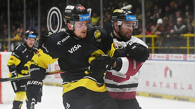 Litv�novsk� David Ka�e se p�etla�uje s Aaronem Irvingem ze Sparty.