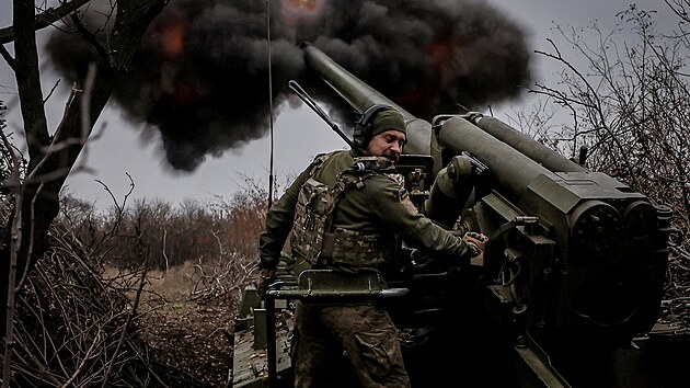 Voj�k st��l� ze samohybn� houfnice 2s5 �Hyacint-s� na rusk� voj�ky na frontov� linii u m�sta �asiv Jar v Don�ck� oblasti na Ukrajin�. (18. listopadu 2024)