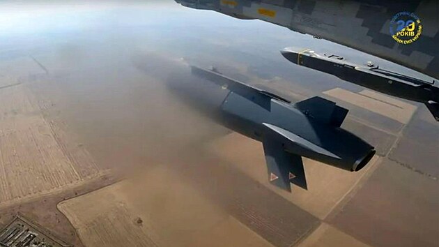 St�ely Storm Shadow vypou�t�n� z upraven�ho stroje Su-24 ukrajinsk�ho letectva (21. listopadu 2024)