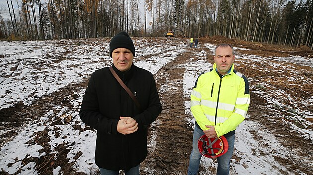 Primtor Jihlavy Petr Ryka (vlevo) a manaer dodavatelsk firmy Metrostav Martin Doubek ukazuj erstv vyrubanou planinu v porostu mezi
lesn cestou a okrajem krematoria, kde do roka vznikne nov vodojem, nejvt ze vech, kter dosud v Jihlav jsou.