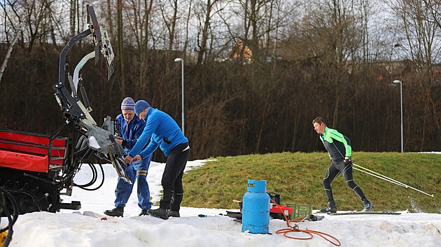 estnctka dobrovolnk ze spolku Lyask Jihlavsko upravuje nejen destky kilometr prodnch beckch tras v okol enku, Vysok a Jihlavy, ale chystaj a udruj i oblben beck ovl s technickm zasnovnm v arelu esk mln pmo v krajskm mst. (prosinec 2022)