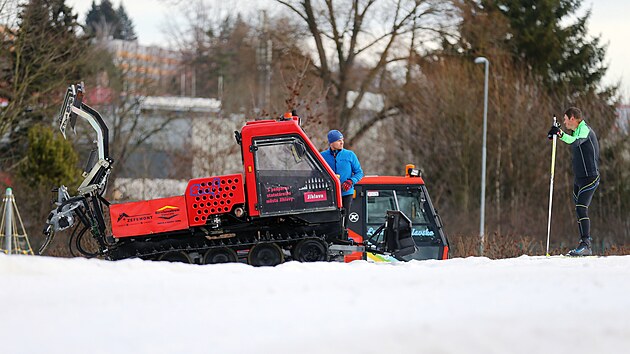 estnctka dobrovolnk ze spolku Lyask Jihlavsko upravuje nejen destky kilometr prodnch beckch tras v okol enku, Vysok a Jihlavy, ale chystaj a udruj i oblben beck ovl s technickm zasnovnm v arelu esk mln pmo v krajskm mst. (prosinec 2022)