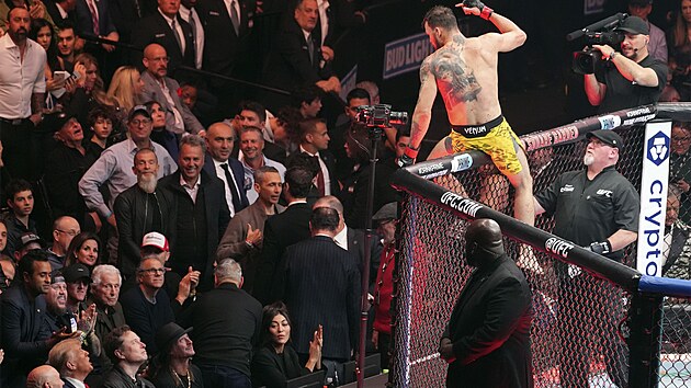 Brazilsk� z�pasn�k Mauricio Ruffy oslavuje v�t�zstv� nad Jamesem Llontopem. Vlevo dole Donald Trump, Kid Rock, Elon Musk a ��f UFC Dana White (17. listopadu 2024)