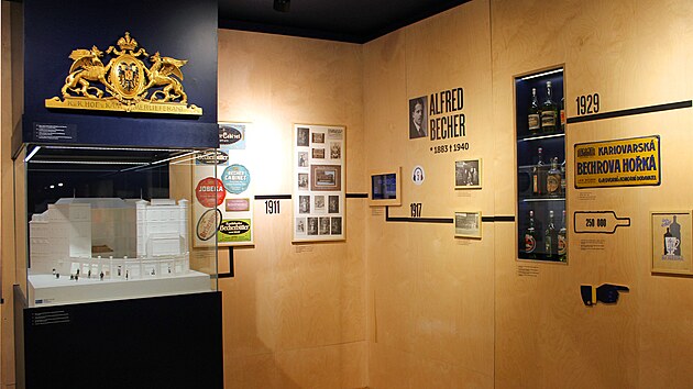 V expozici je ve vitr�n� i model budovy, ve kter� tov�rna je�t� doned�vna s�dlila, dnes je tam muzeum