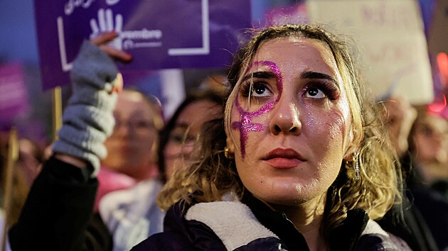 Tisce Francouz demonstruj proti nsil pchanmu na ench. (23. listopadu 2024)