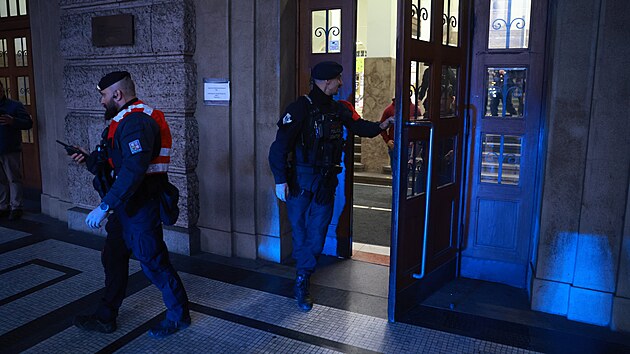 Policist v ptek odpoledne ptrali v centru Prahy po mui, kter piel do budovy Filosofick fakulty Univerzity Karlovy na nmst Jana Palacha, choval se nestandardn a mluvil o stelb. (29. listopadu 2024)