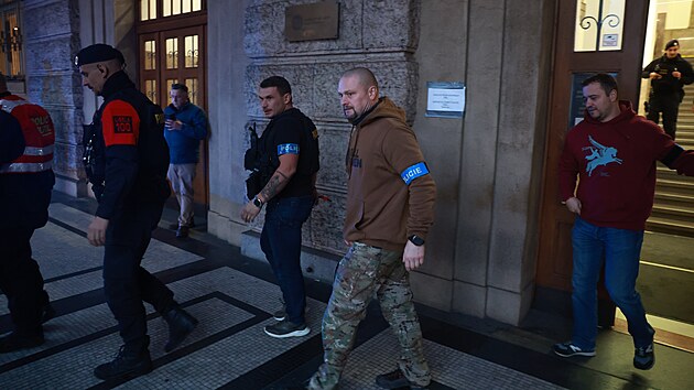 Policist v ptek odpoledne ptrali v centru Prahy po mui, kter piel do budovy Filosofick fakulty Univerzity Karlovy na nmst Jana Palacha, choval se nestandardn a mluvil o stelb. (29. listopadu 2024)
