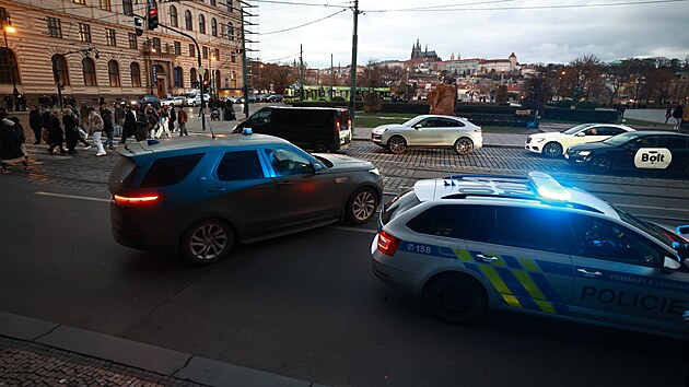 Policist v ptek odpoledne ptrali v centru Prahy po mui, kter piel do budovy Filosofick fakulty Univerzity Karlovy na nmst Jana Palacha, choval se nestandardn a mluvil o stelb. (29. listopadu 2024)