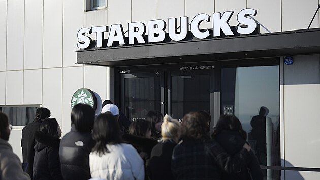 Vchod do jihokorejsk� kav�rny �et�zce Starbucks, z jej� terasy je mo�n� sledovat ka�dodenn� �ivot severn�ch soused�. (29. listopadu 2024)