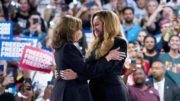 Zpvaka Beyonc podpoila demokratickou kandidtku Kamalu Harrisovou v jej kampani do Blho domu. (27. jna 2024)
