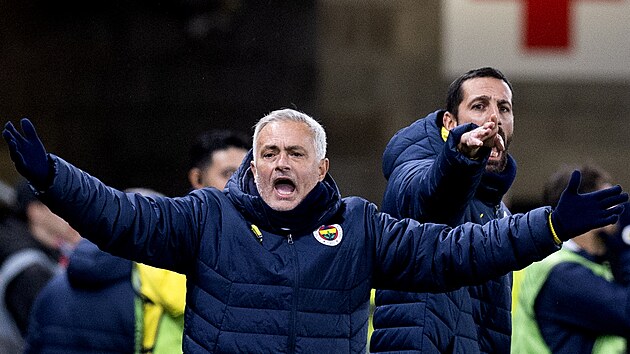 Jos� Mourinho, tren�r fotbalist� Fenerbahce, b�hem utk�n� proti Slavii.