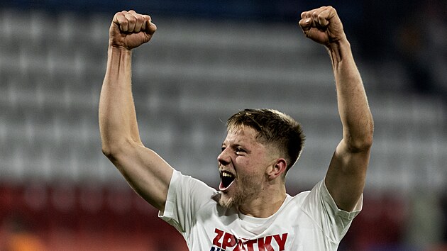 Reprezenta�ní zálo�ník Luká� �erv soalvuje postup v Lize národ�.
