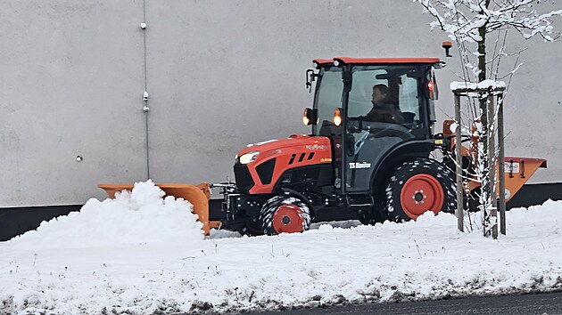 P�es noc napadlo v Moravskoslezsk�m a Olomouck�m kraji a� osm centimetr� sn�hu. Fotografie ukazuje rann� stav v Hav��ov� na Karvinsku. (22. listopadu 2024)