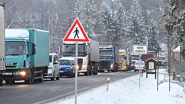 Kolona aut nedaleko Moravsk�ho Berouna v Olomouck�m kraji po no�n�m sn�en� (22. listopadu 2024)
