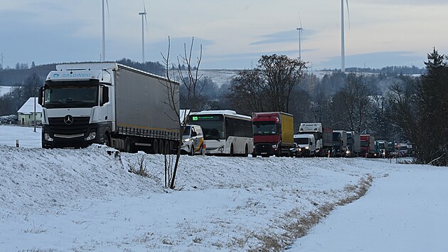 Kolona aut nedaleko Moravsk�ho Berouna v Olomouck�m kraji po no�n�m sn�en� (22. listopadu 2024)