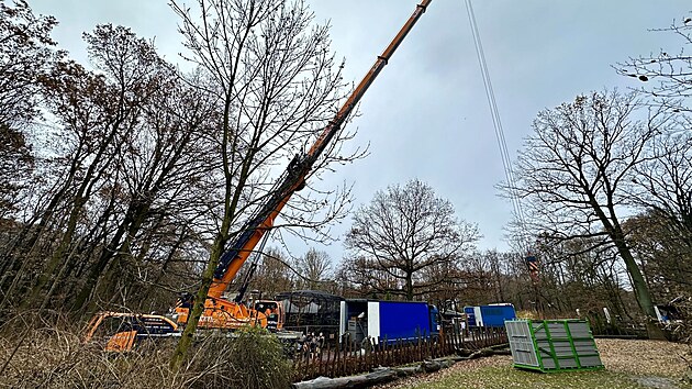Vykldn transportn bedny s hrochem z Karlsruhe, ktermu se stala Ostrava novm domovem. (29. listopadu 2024)