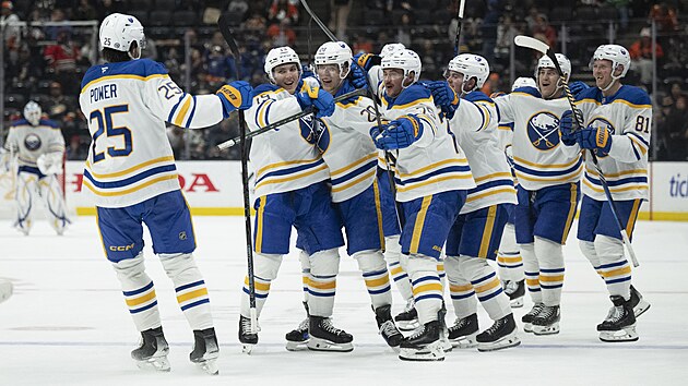 Jak Kulich (t�et� zleva) slav� se spoluhr��i rozhoduj�c� branku v prodlou�en�.