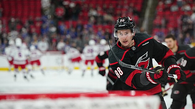 Martin Ne�as se rozcvi�uje p�ed z�pasem.