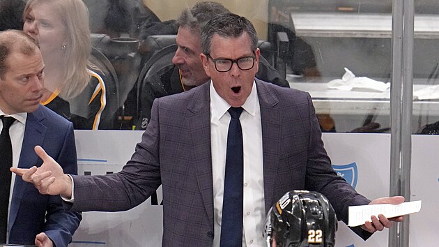 Tren�r Pittsburghu Mike Sullivan emotivn� ud�l� pokyny.